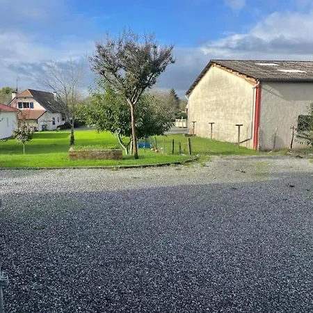 Dependance Dans Maison Tres Bien Equipee Avec Terrasse Dans Village Au Calme Carresse